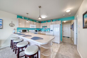 Private kitchen - Dog-friendly oceanfront condo with electric fireplace - walk to the beach (Long Beach)