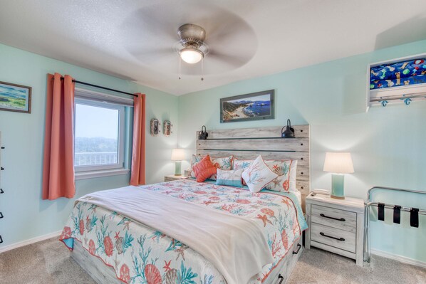 Room - Dog-friendly oceanfront condo with electric fireplace - walk to the beach (Long Beach)