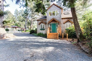 Exterior - Cute Cottage with Close Beach Access & Free WiFi - Dogs Welcome (Cannon Beach)