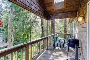 Outdoor dining - Cute Cottage with Close Beach Access & Free WiFi - Dogs Welcome (Cannon Beach)