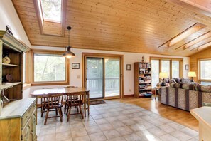 Interior - Cute Cottage with Close Beach Access & Free WiFi - Dogs Welcome (Cannon Beach)