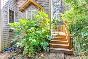 Exterior detail - Cute Cottage with Close Beach Access & Free WiFi - Dogs Welcome (Cannon Beach)