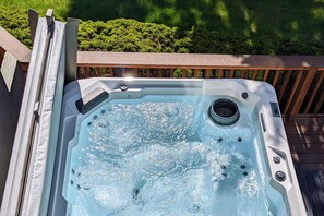 Outdoor spa tub - Resort townhouse with central AC & WiFi, pool, hot tub & golf access - dogs OK (Eagle Crest)