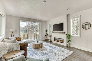 TV, offices - Government Camp Chalet -  Your Ultimate Ski Retreat in the Cascades (Government Camp)