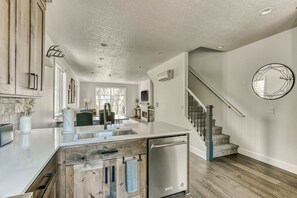Interior - Government Camp Chalet -  Your Ultimate Ski Retreat in the Cascades (Government Camp)