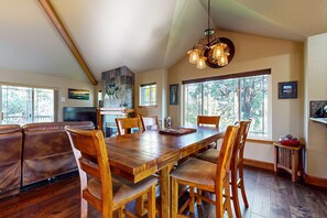 Dining - Dog-friendly townhouse on golf course, private hot tub, tennis courts, & pool (Eagle Crest)