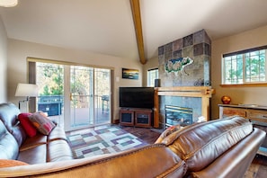 TV, fireplace, DVD player, offices - Dog-friendly townhouse on golf course, private hot tub, tennis courts, & pool (Eagle Crest)