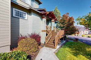 Exterior - Dog-friendly townhouse on golf course, private hot tub, tennis courts, & pool (Eagle Crest)