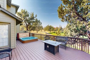 Outdoor spa tub - Dog-friendly townhouse on golf course, private hot tub, tennis courts, & pool (Eagle Crest)