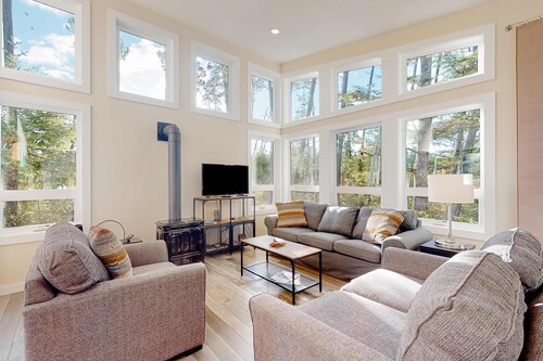 Gorgeous home with a gas grill, kitchen, washer&dryer, patio, & gas fireplace