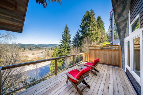 Unique, Dog-Friendly, Riverfront Cottage w/ Free WiFi, Views, & Hot Tub