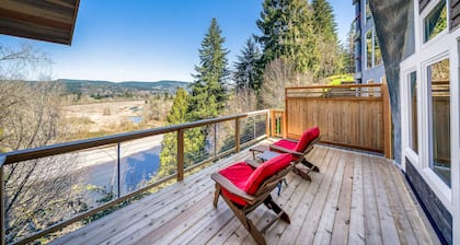 Unique, Dog-Friendly, Riverfront Cottage w/ Free WiFi, Views, & Hot Tub