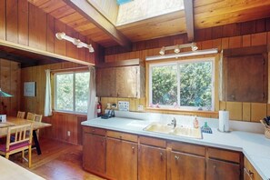 Fridge, microwave, oven, stovetop - Florence oceanfront escape, where cozy meets coastal charm (Florence)
