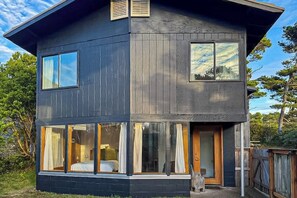 Exterior - Florence oceanfront escape, where cozy meets coastal charm (Florence)