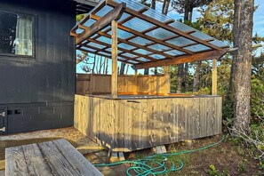 Outdoor spa tub - Florence oceanfront escape, where cozy meets coastal charm (Florence)