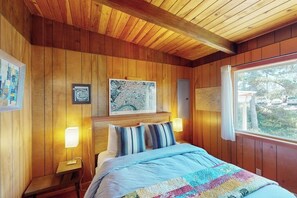 3 bedrooms, desk, iron/ironing board, WiFi - Florence oceanfront escape, where cozy meets coastal charm (Florence)