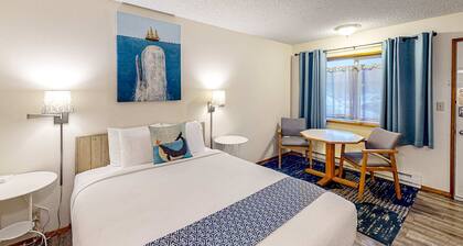 Retro beach hideaway with fast WiFI - walk to downtown attractions