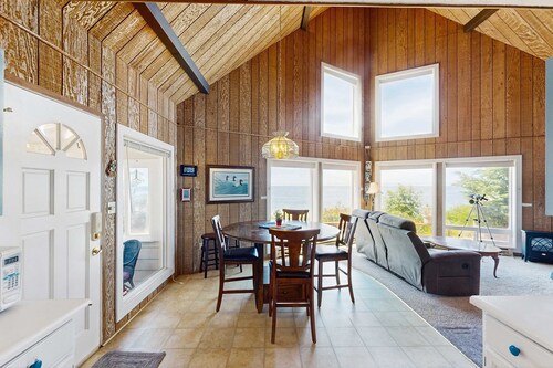 Oceanfront cottage with private hot tub & W&D- central locale near beach access