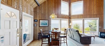 Oceanfront cottage with private hot tub & W&D- central locale near beach access