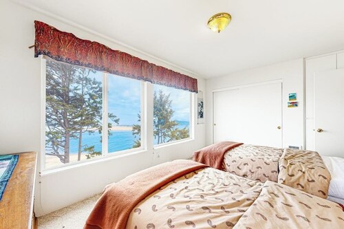 Dreamy coastal getaway with stunning ocean views, washer&dryer, free WiFi, cable