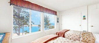 Dreamy coastal getaway with stunning ocean views, washer&dryer, free WiFi, cable