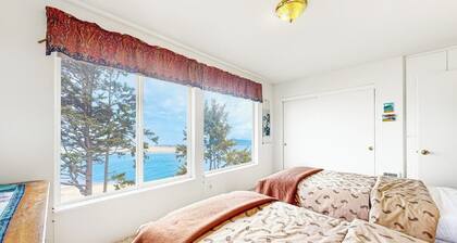 Dreamy coastal getaway with stunning ocean views, washer&dryer, free WiFi, cable