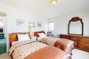 3 habitaciones, escritorio, internet y ropa de cama 