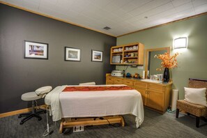 Spa - Dog-friendly house with pool, hot tub, fitness room, fireplace, grill, & deck (Black Butte Ranch)