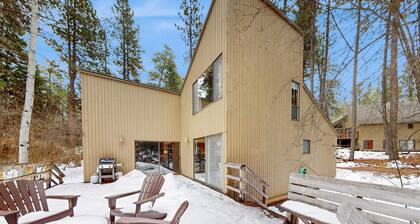 Dog-friendly house with pool, hot tub, fitness room, fireplace, grill, & deck