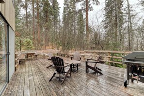 Outdoor dining - Dog-friendly house with pool, hot tub, fitness room, fireplace, grill, & deck (Black Butte Ranch)
