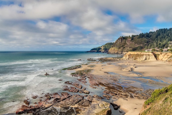 Beach nearby - Oceanview Home with Beautiful Deck & Private Playground - Blocks to the Beach (Newport)