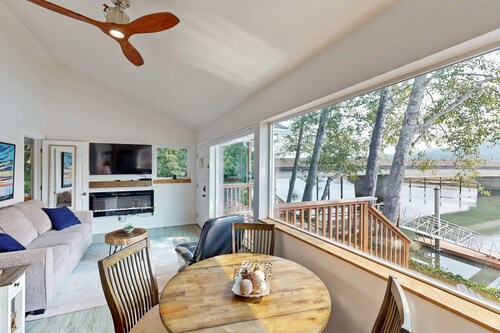 Waterfront Oasis on the Nehalem River with Free WiFi & Dock - Dog Friendly