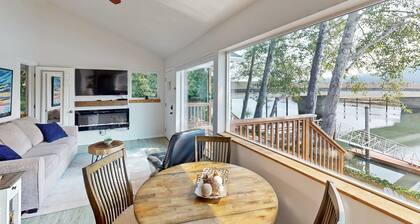 Waterfront Oasis on the Nehalem River with Free WiFi & Dock - Dog Friendly