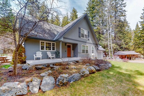 Delightful getaway near the lake & hiking with fast WiFi, full kitchen, & W&D