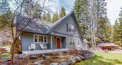 Delightful getaway near the lake & hiking with fast WiFi, full kitchen, & W&D