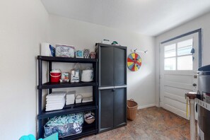 Interior - Dog-friendly coastal-themed home with a full kitchen & washer/dryer (Reedsport)