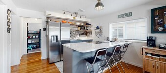 Dog-friendly coastal-themed home with a full kitchen & washer&dryer