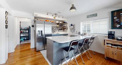 Dog-friendly coastal-themed home with a full kitchen & washer&dryer