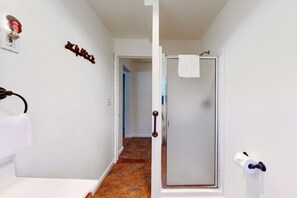 Bathroom - Dog-friendly coastal-themed home with a full kitchen & washer/dryer (Reedsport)