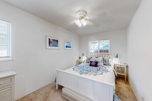 Room - Dog-friendly coastal-themed home with a full kitchen & washer/dryer (Reedsport)