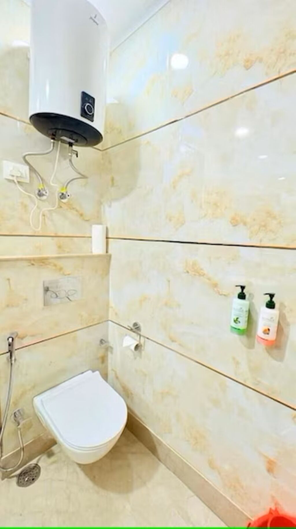 Sèche-cheveux, serviettes fournies, savon, shampoing