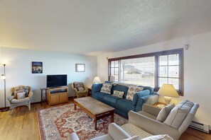 Living area - Charming Dog-Friendly Condo with Ocean View - Close to Beach & Nye Shops (Newport)