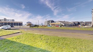 Zona residencial con casas, una calle y un área con césped.