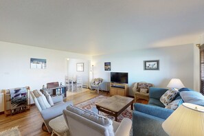 Living area - Charming Dog-Friendly Condo with Ocean View - Close to Beach & Nye Shops (Newport)