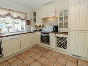Dishwasher, cookware/dishes/utensils - Summerhill (Hereford)