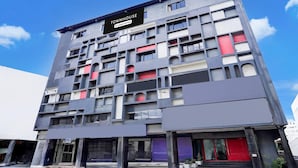 Un immeuble à plusieurs étages sur lequel on peut lire l’inscription « TOWNHOUSE ».