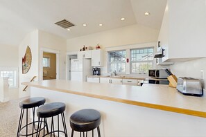 Fridge, microwave, oven, stovetop - Ocean-view beach house with enclosed yard,New hot tub - 1 block to beach (Newport)