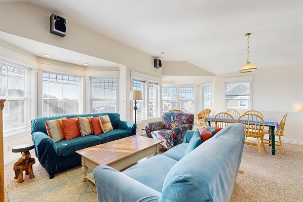 TV, DVD player, stereo, offices - Ocean-view beach house with enclosed yard,New hot tub - 1 block to beach (Newport)