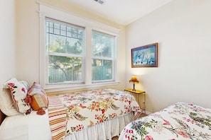 4 bedrooms, iron/ironing board, WiFi, bed sheets - Ocean-view beach house with enclosed yard,New hot tub - 1 block to beach (Newport)