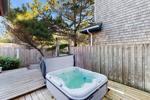 Outdoor spa tub - Ocean-view beach house with enclosed yard,New hot tub - 1 block to beach (Newport)